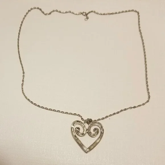 Vtg silvertone necklace with heart-shaped pendant - Picture 4 of 7